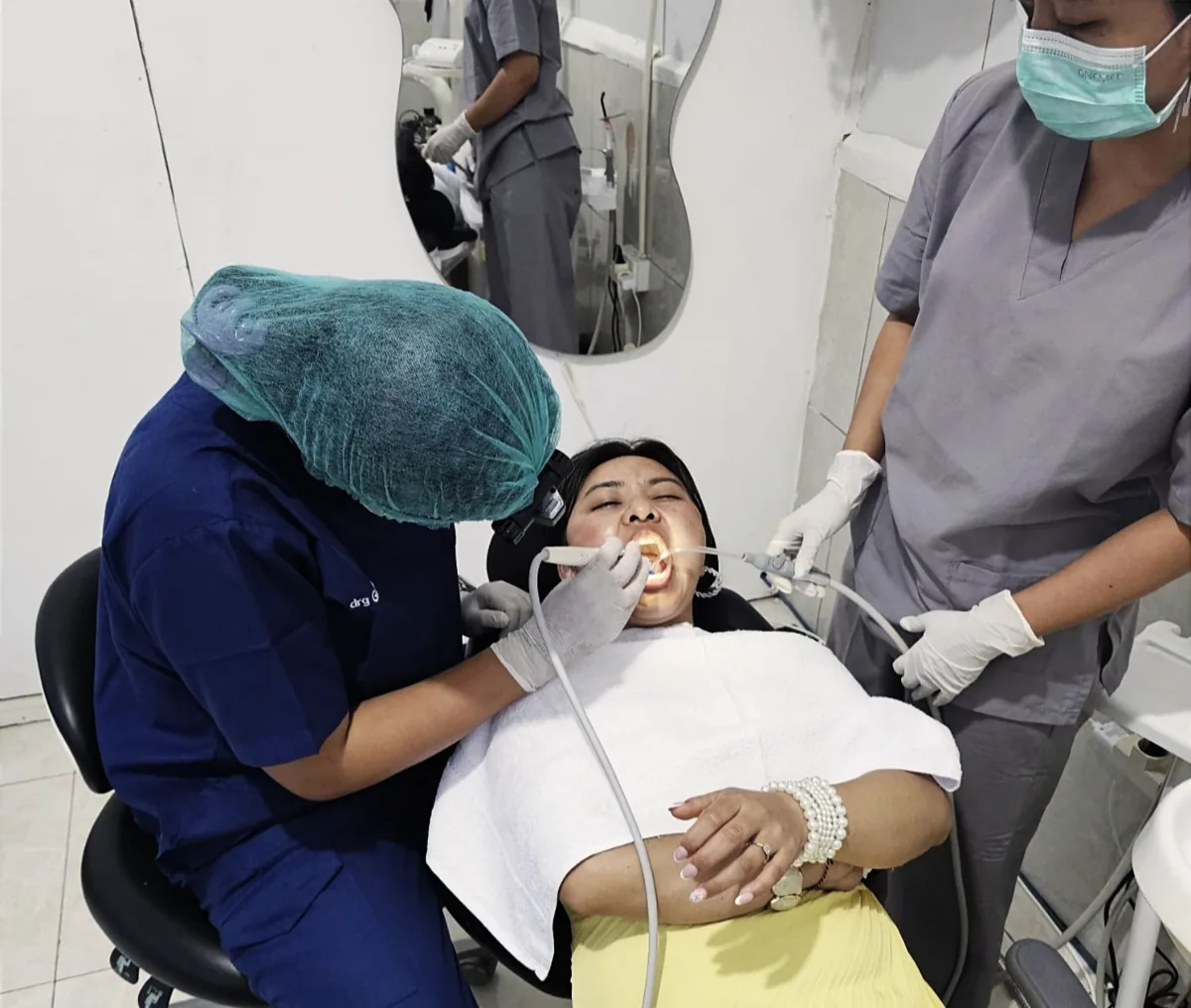 Dokter gigi merawat pasien di Family Dentist