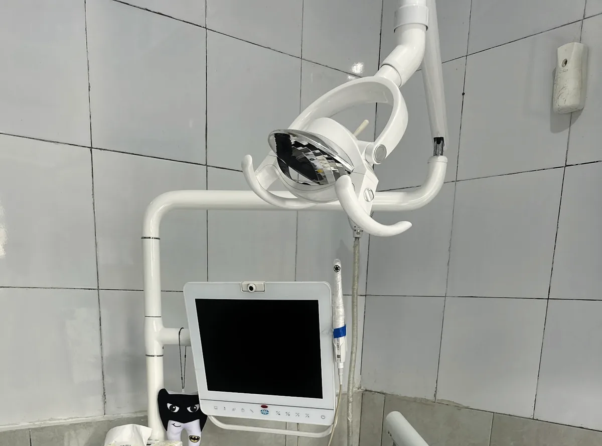 Lampu dan peralatan di ruang praktek
