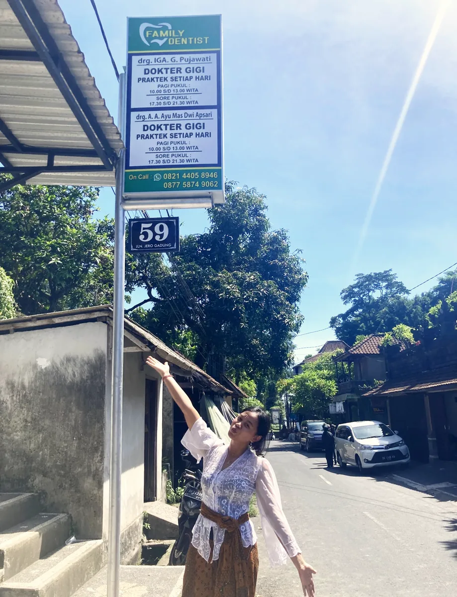 Papan nama Family Dentist di Jl. Jero Gadung No.59